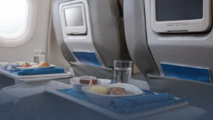 شركات طيران تجارية تقرر منع الركاب من اصطحاب الطعام والشراب في رحلاتهم