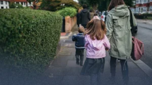 ملايين الأطفال عالقون في فقر مستمر ببريطانيا رغم توقع تراجع محدود