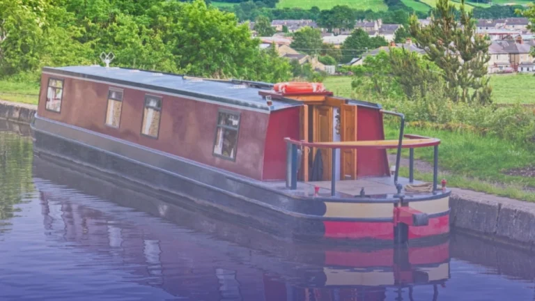 دليل إرشادي شامل كل ما تحتاج معرفته لاستئجار قارب للسكن في بريطانيا