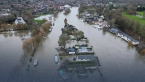 أضرار الأمطار في بريطانيا 2026: خسائر بقطاع البناء والزراعة والطرق