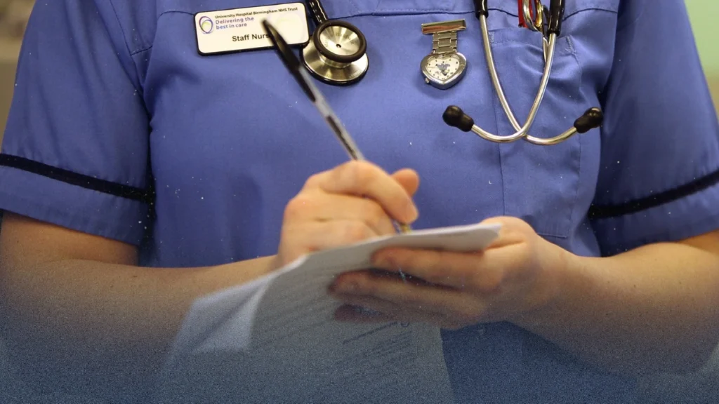 مخاوف من استقالة 50 ألف ممرض بسبب قوانين الهجرة الجديدة