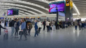 هل تأخرت رحلتك؟ تعرف على حقوقك في الحصول على تعويض مالي وإقامة مجانية