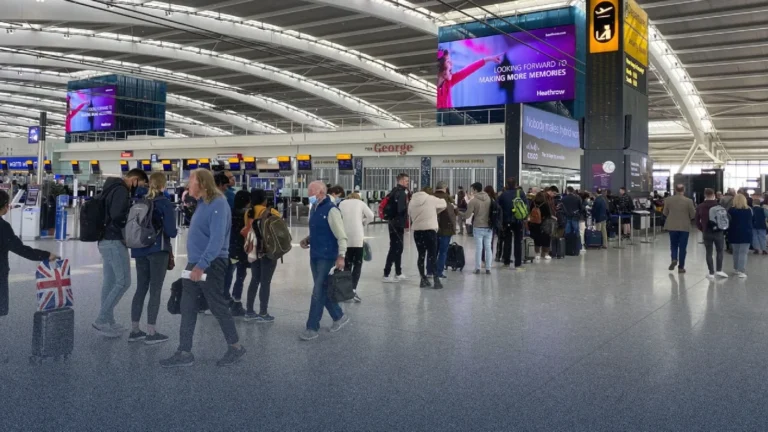 هل تأخرت رحلتك؟ تعرف على حقوقك في الحصول على تعويض مالي وإقامة مجانية