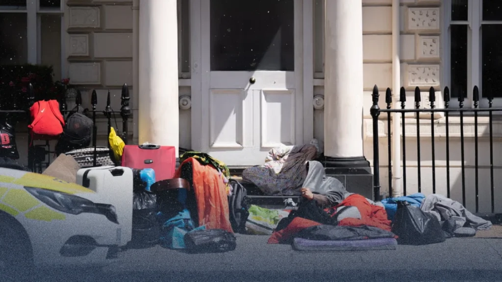 إخلاء 800 لاجئ من فندق إقامتهم المؤقتة يثير انتقادات حادة