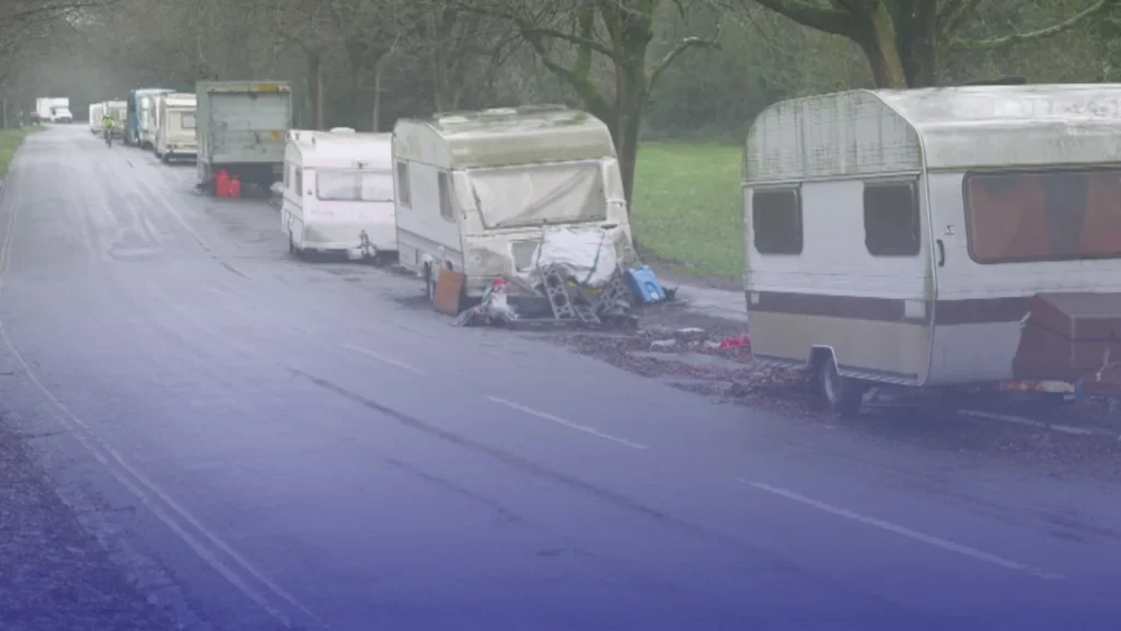 أزمة السكن في بريطانيا 2026: قصص مؤلمة لمتقاعدين وشباب اتخذوا من السيارات بيوتًا لهم