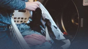 بمكون واحد من مطبخك.. خبير يكشف سر الحفاظ على انتعاش الملابس في الطقس البارد