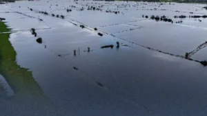 طقس بريطانيا: فيضانات تضرب بقوة وسط تحذيرات من قساوة الطقس