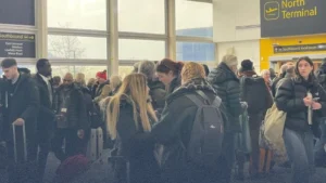 إخلاء مطار "غاتويك" واعتقال رجل بحوزته أسلحة نارية في محطة القطار