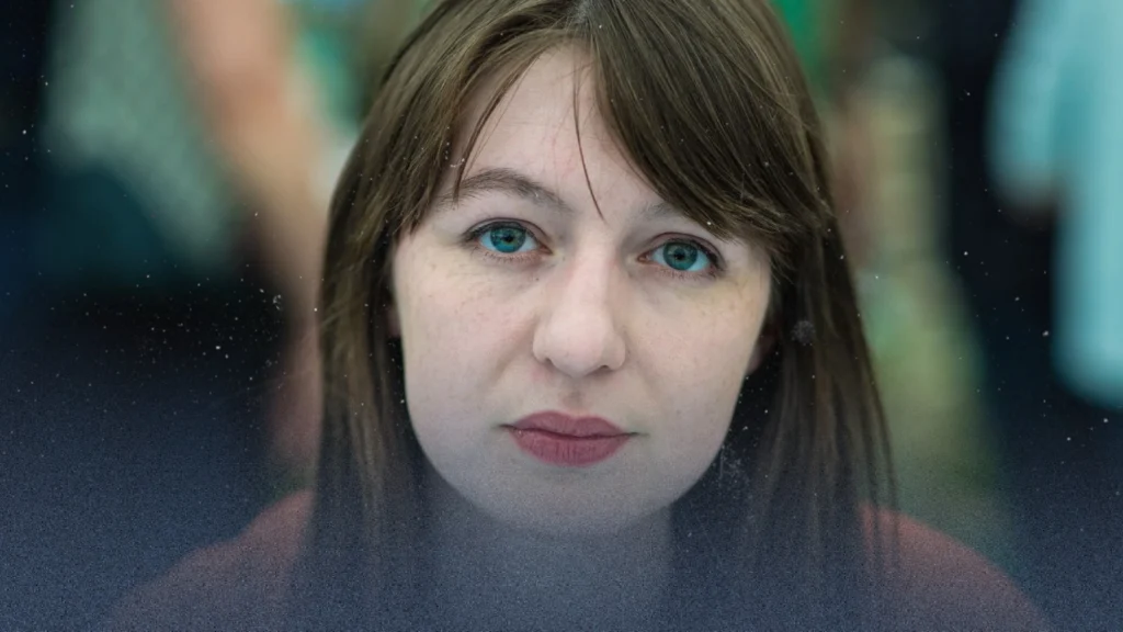 بعد التهديد بسحب كتبها.. روائية أيرلندية تشيد بقرار المحكمة حول "بال أكشن"