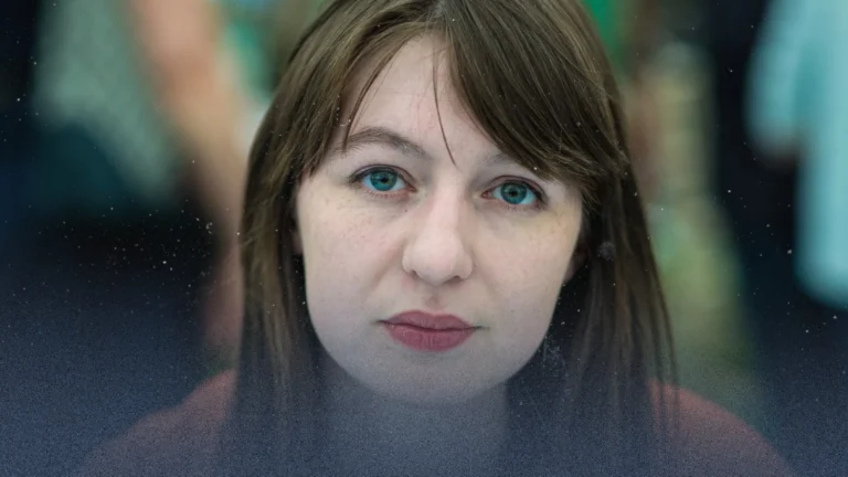 بعد التهديد بسحب كتبها.. روائية أيرلندية تشيد بقرار المحكمة حول "بال أكشن"