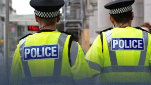 *"حروب المدارس" الرقمية في لندن: تحديات خطيرة تواجه الطلاب وأولياء الأمور في 2026* في ظل التطور السريع لمنصات التواصل الاجتماعي، تواجه المدارس البريطانية، لا سيما في العاصمة لندن، موجة جديدة من التحديات التي تتجاوز أسوار الفصول الدراسية لتصل إلى الشوارع ومحطات النقل العام. وقد أطلقت السلطات التعليمية والأمنية في فبراير 2026 تحذيرات عاجلة للأهالي حول ظاهرة "تنافس المدارس" (School Rivalry) التي بدأت تتخذ طابعاً عنيفاً وممنهجاً عبر الفضاء الرقمي. *ظاهرة "الأحمر والأزرق": من "المزاح" إلى المواجهة* وفقاً لمتابعات إعلامية وتقارير تربوية حديثة، رصدت المدارس توجهاً خطيراً على منصات (TikTok) و(Snapchat) و(Instagram)، حيث يتم تقسيم المدارس في مناطق مثل "برنت" (Brent) وغيرها إلى مجموعات ملونة بـ "الأحمر" و"الأزرق". هذه الحملات الرقمية لا تكتفي بنشر التحديات اللفظية، بل تشجع الطلاب على "تحدي" زملائهم من المدارس المنافسة في العالم الحقيقي، وتصوير هذه المواجهات ونشرها للحصول على "نقاط" وتفاعلات وهمية. ما يبدأ كـ "مزاح" (Banter) يتحول بسرعة إلى تنمر رقمي، وفي بعض الأحيان إلى اشتباكات جسدية في مراكز التسوق ومحطات الحافلات. صفحات "الاعترافات" المجهولة تكمن خطورة هذه الموجة في استخدام صفحات "الاعترافات" (Confession Pages) أو صفحات "المعارك" (Battle Pages) المجهولة، التي تنجح غالباً في تجاوز إعدادات الخصوصية والرقابة الأبوية، مما يجعل الطلاب عرضة للتحريض دون علم ذويهم. *تحذيرات من عواقب وخيمة* أكدت مدارس عديدة في رسائل وجهتها لأولياء الأمور هذا الشهر، أن التورط في هذه الأنشطة ليس مجرد مخالفة سلوكية عابرة، بل قد يؤدي إلى الفصل النهائي من المدرسة. كما أشارت شرطة "المتروبوليتان" في تقارير سابقة إلى أنها تراقب هذه المنشورات بحزم، محذرة من أن التحريض على العنف عبر الإنترنت يقع تحت طائلة قوانين مكافحة السلوك غير المنضبط. *نصائح الخبراء لأولياء الأمور في بريطانيا:* لحماية أبنائكم من الانجرار وراء هذه "التحديات"، ينصح الخبراء التربويون بالآتي: * تفعيل الرقابة الرقمية: التأكد من أن حسابات الأبناء مضبوطة على الوضع "الخاص" (Private) ومراجعة قائمة المتابعين بانتظام. * الحوار المفتوح: توضيح الفرق بين الولاء للمدرسة وبين التنمر أو الاعتداء على الآخرين. * مراقبة التغييرات السلوكية: الانتباه لأي توتر يظهر على الطالب أثناء الذهاب أو العودة من المدرسة، خاصة عند استخدام المواصلات العامة. * التوثيق والإبلاغ: في حال تعرض الطالب لأي تهديد رقمي، يجب أخذ لقطة شاشة (Screenshot) وإبلاغ إدارة المدرسة فوراً بدلاً من الرد أو الانتقام. تأتي هذه التطورات في وقت تزداد فيه الضغوط الشعبية والسياسية في بريطانيا لتشديد الرقابة على وصول الأطفال دون سن 16 عاماً إلى منصات التواصل الاجتماعي، بهدف الحد من التأثيرات السلبية لهذه الخوارزميات على الصحة العقلية والسلامة الجسدية للناشئة.