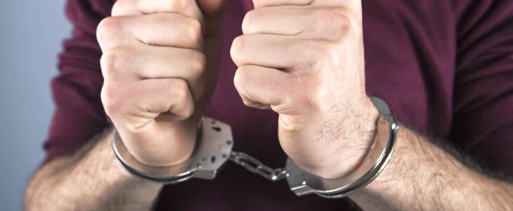 رشق المارة بالبيض في لندن: متى يتحول "المزاح" إلى جريمة؟ وماذا يقول القانون البريطاني عن "حقك في الرد"؟