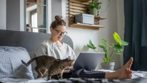 كل ما تريد معرفته عن تعديلات قانون التوظيف البريطاني 2026 وحقك في العمل من المنزل