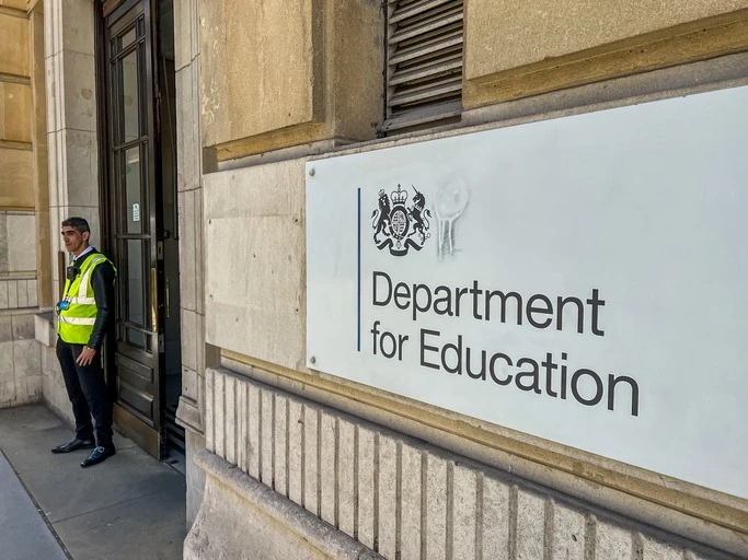 تقليص المعلمين وإلغاء الرحلات: كيف سيؤثر نقص الميزانية على جودة التعليم في لندن؟