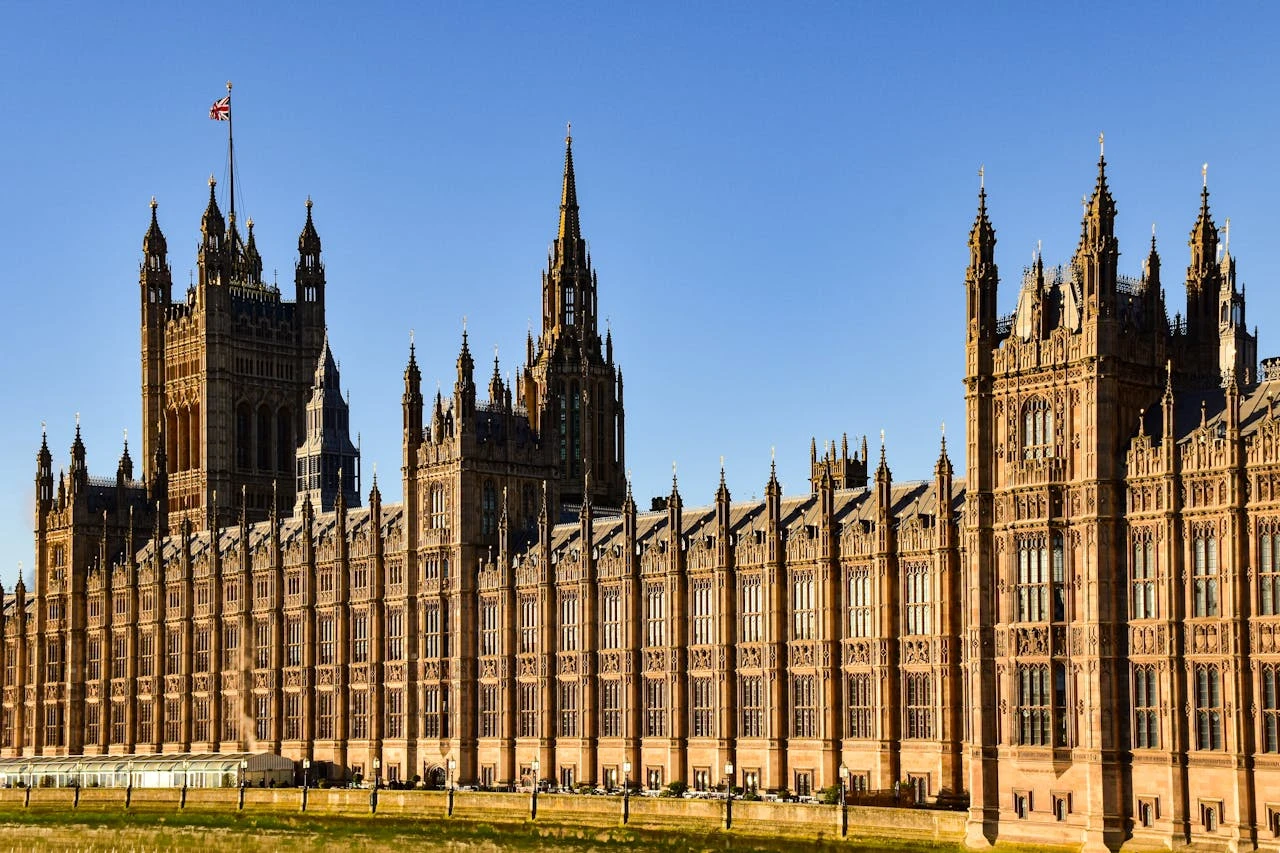 ديكلاسيفايد: بريطانيا تمنح عقدًا بقيمة 10 ملايين باوند لشركة تخضع لسلطة وزير إسرائيلي "معاقب"