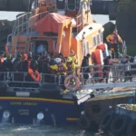 وصول أول فوج من المهاجرين إلى بريطانيا عبر القنال بعد توقف دام أسبوعين