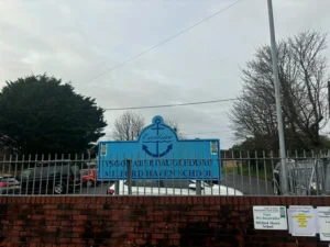 اعتقال طالب بعد مهاجمته معلمه بالسلاح