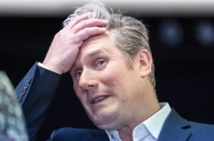 هل اقتربت نهاية حكومة ستارمر؟ 5 عقبات كبرى تهدد مستقبل رئيس الوزراء