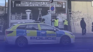 عناصر شرطة تنتشر في لندن لإسكات لوحات داعمة لفلسطين والسجناء السياسيين