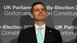 تطرف سياسي في غلاف كتاب.. كيف استغل عضو في "ريفورم" منصته للهجوم على مسلمي بريطانيا؟