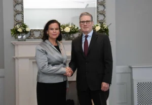 مرتدية رمزا فلسطينيا … زعيمة شين فين تواجه ستارمر خلال لقاء رسمي