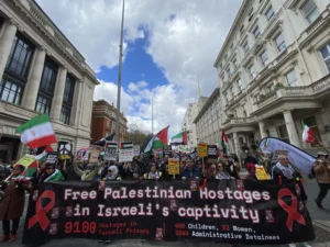 نصف مليون متظاهر في لندن: أكبر مسيرة في تاريخ بريطانيا لمواجهة اليمين المتطرف ودعمًا لفلسطين