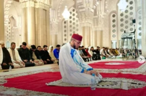 إمام مغربي يحشد الآلاف في تشيلسي ويجذب نجوم "البريميرليج"