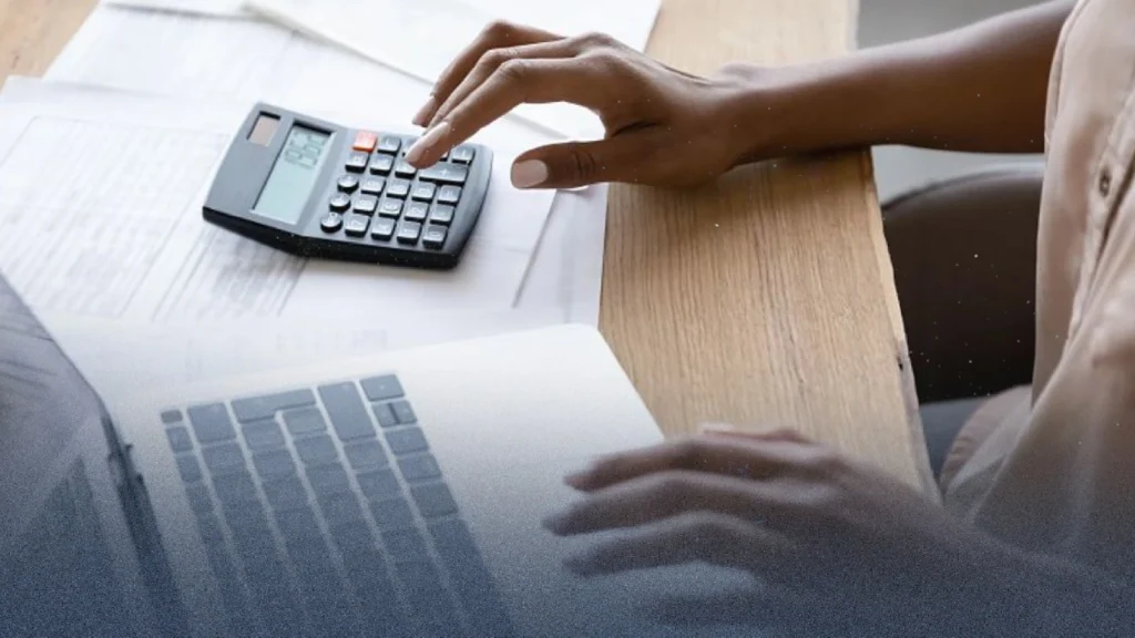 قبل سداد تمويلك الدراسي.. ما هي "قاعدة الـ 60 ألف باوند" التي يُحذر منها الخبراء؟