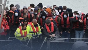 بريطانيا تفعل "بروتوكول الترحيل السريع": إجراءات مشددة لإنهاء ملفات اللجوء "غير المقبولة" في أيام