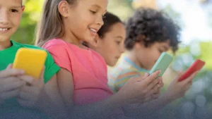 واتساب يسمح للأطفال دون سن الـ13 باستخدامه بشروط