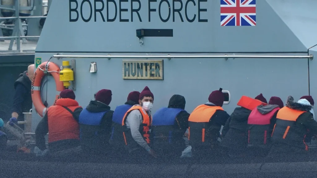 صدمة في أوساط اللاجئين ببريطانيا: مهلة أسبوع واحد لمغادرة البلاد أو مواجهة الترحيل القسري