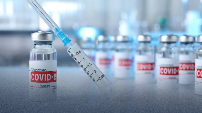 دراسة بريطانية حديثة تفسر سبب الجلطات المرتبطة بلقاحات "كورونا"