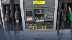 دليل السائق في لندن.. قائمة المحطات التي تبيع الوقود بأقل الأسعار