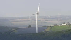 السماح بتركيب توربينات رياح في حدائق المنازل في بريطانيا وسط أزمة الطاقة