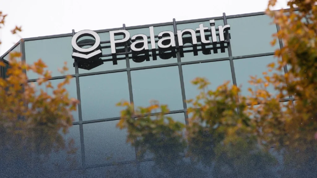 انتقادات للحكومة البريطانية لمنحها عقداً جديداً لشركة "بالانتير" المتورطة بإبادة غزة