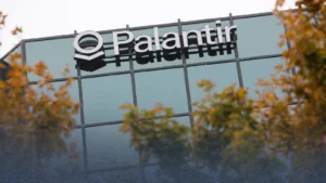 انتقادات للحكومة البريطانية لمنحها عقداً جديداً لشركة "بالانتير" المتورطة بإبادة غزة