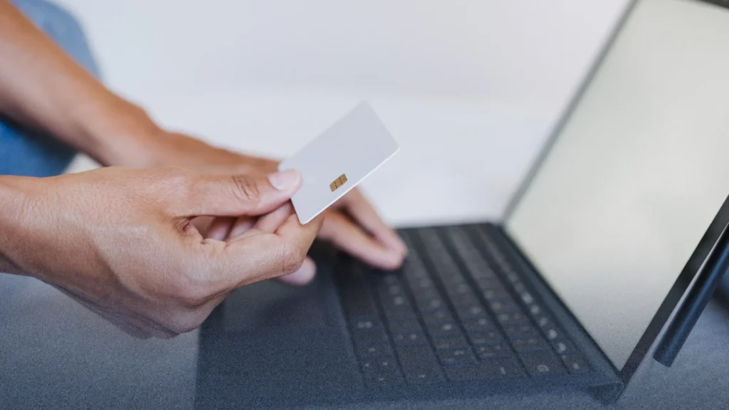 إيقاف مدير مدرسة لاستخدامه بطاقة الائتمان المدرسية لأغراض شخصية