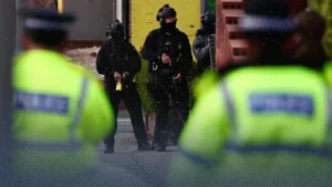 قوات الشرطة تطوق بلدة بريطانية وتحذيرات للسيارات والمارة بـ"تجنب المنطقة"