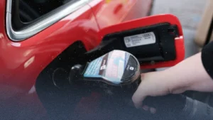 عاجل لسائقي بريطانيا: تعبئة الوقود قبل هذا الموعد توفر عليك الكثير