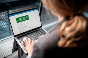 دليل استرداد الضرائب 2026: هل أنت مؤهل للحصول على إعفاء ضريبي في بريطانيا؟