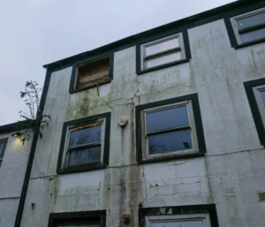 أزمة السكن في بريطانيا: الرطوبة والعفن وراء دخول 40 ألف شخص إلى المستشفيات