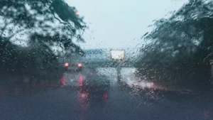 تنبيه من اضطرابات في النقل ببريطانيا بسبب الرياح والأمطار الغزيرة يوم الخميس