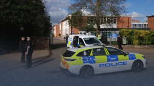 حادثة طعن مأساوية تستهدف طالبة في نورفولك وتفرض إغلاقاً أمنياً مشدداً على مدرستها
