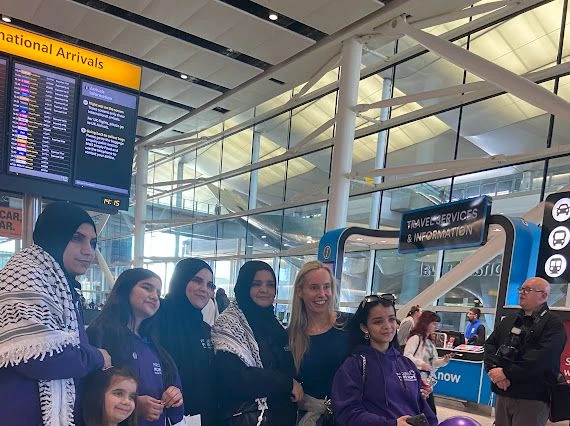 من غزة إلى لندن.. استقبال حافل للطفلة "مريم" في مستهل رحلتها العلاجية