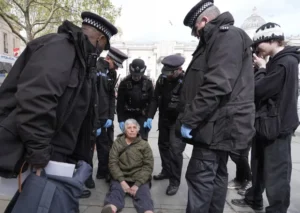 الشرطة البريطانية تعتقل أكثر من 200 متضامن مع "بال أكشن" بعد حكم قضائي لصالحها