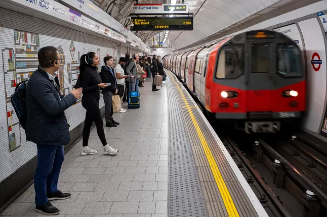 شلل في لندن: اضطرابات واسعة تضرب أكثر من نصف خطوط القطارات وقت الذروة