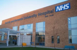 دليلك الشامل: من المؤهل للحصول على إعفاء من تكاليف الدواء من هيئة الصحة NHS؟