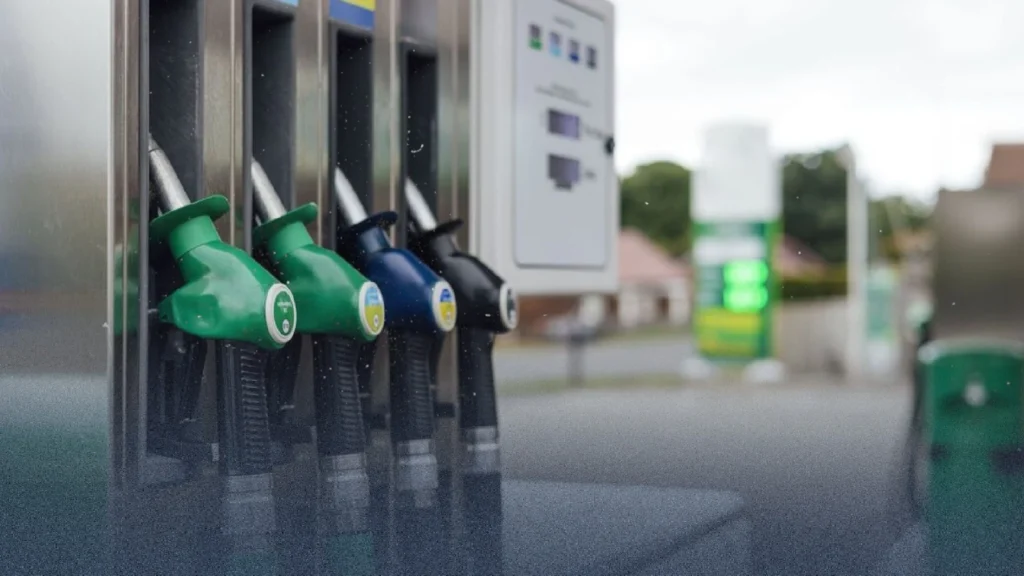 "بنزين في عرض البحر".. خطأ تقني يضرب تطبيق الحكومة البريطانية الجديد لوقود السيارات