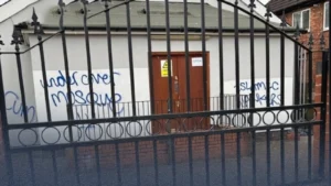 اعتداء عنصري يستهدف مسجدًا في برمنغهام بكتابات معادية للمسلمين