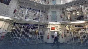 إندبندنت: تضاعف عدد الشباب الذين يواجهون أحكاماً بالسجن المؤبد في بريطانيا